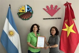 La embajadora vietnamita Ngo Minh Nguyet y la Intendente de la ciudad de Vera, Paura Mitre. (Fuente: VNA)