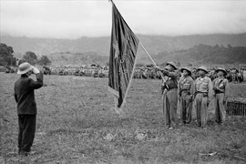 武元甲大将向先进单位授予胡志明主席“决战战胜”旗帜。图自越通社资料图