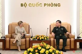 越南国防部副部长黄春战上将会见法国退伍军人和战争记忆国务秘书帕特里夏·米拉莱斯女士。图自《人民军队报》