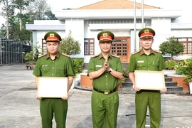 公安部向勇救溺水者的隆安省两名乡级公安战士颁发奖状。图自《隆安报》