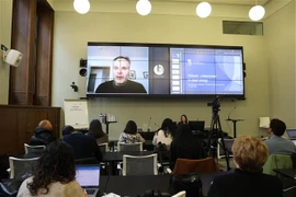 芬兰气候与环境部长凯·米卡宁通过视频会见参加“芬兰气候解决方案”项目的记者。图自越通社