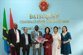 越南驻坦桑尼亚兼驻东非国家大使武青玄女士祝贺尤韦纳尔·萨库布先生被任命为越南驻布隆迪共和国布琼布拉名誉领事。图自越通社
