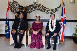 越南驻新西兰大使阮文忠（右一）与英国国王查尔斯三世驻库克群岛代表汤姆·马斯特斯（左一）。图自越通社