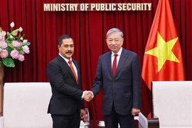 越共中央政治局委员、公安部部长苏林大将（右）与印尼国家警察副司令阿库斯-安特利延多。图自越通社