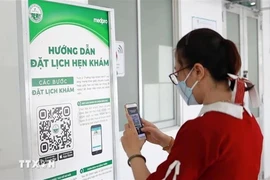 在胡志明市皮肤科医院人们扫描二维码进行预约挂号图自越通社