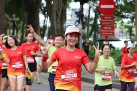 数千人参加“致力于无毒品社区”跑步比赛。图自越通社