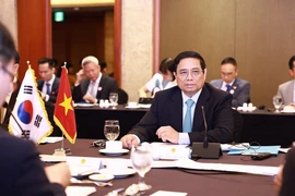 越南政府总理范明政与韩国半导体、人工智能领域专家、科学家座谈交流。图自越通社