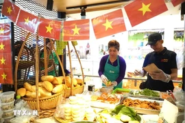 介绍越南各类糕点的一个摊位。图自越通社