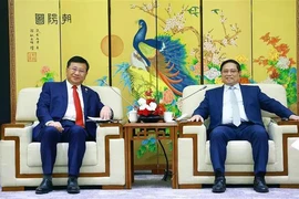 越南政府总理范明政（右）与中国铁建投资集团（CRCC）董事长戴和根（左）。图自越通社