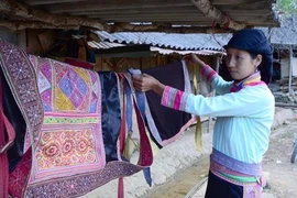 麝榜人的传统服装。图自《民族与山区画报》