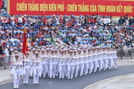 Déflié d'officers de la Marine populaire du Vietnam. Photo: VNA