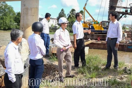Les dirigeants de la province de Soc Trang vérifient régulièrement l'avancement des projets de construction dans la localité. Photo: baosoctrang.org.vn