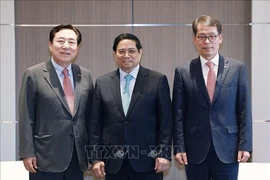 Le Premier ministre Pham Minh Chinh (au milieu), Kim Ki-moon (à gauche), président de la Fédération sud-coréenne des petites et moyennes entreprises (KBIZ), et Kim Sung-tae, PDG de l’Industrial Bank of Korea (IBK). Photo: VNA