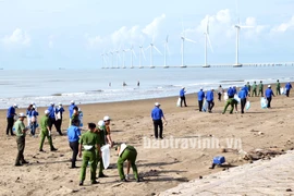 Une campagne de ramassage de déchets à la plage à Tra Vinh. Photo: baotravinh.vn