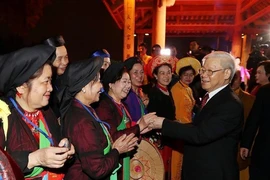 Le secrétaire général Nguyen Phu Trong et des artistes (Hanoï, 15 février 2018). Photo : VNA