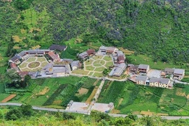 Le village Pa Vi Ha se distingue par ses paysages poétiques et son architecture singulière. Photo: Vinh Phong