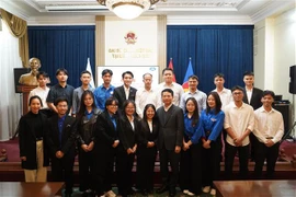 Le ministre de l'Information et de la Communication, Nguyen Manh Hung, et les étudiants vietnamiens lors de la rencontre. Photo: VNA