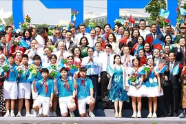 Le Premier ministre Pham Minh Chinh et des délégués au "Festival culturel pour la paix". Photo: VNA