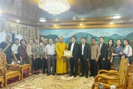 Les autorités de Houphanh remercient le groupe de bénévoles du Comité de coordination et de coopération de la Sangha bouddhiste du Vietnam au Laos. Photo: VNA