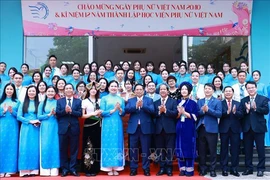 Le Premier ministre Pham Minh Chinh, des responsables de l'Union des femmes vietnamiennes, des enseignants et étudiants de l'Académie des femmes du Vietnam. Photo : VNA