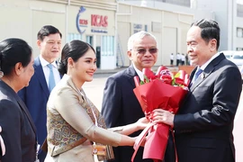 National Assembly Chairman Tran Thanh Man is greeted at Wattay International Airport in Vientiane, Laos. (Photo: VNA)