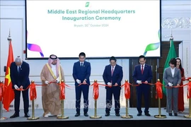 Prime Minister Pham Minh Chinh (third from right) at the inauguration ceremony and opening of FPT's Middle East regional office in Saudi Arabia on October 30. (Photo: VNA)