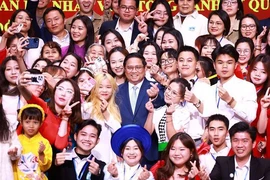 Prime Minister Pham Minh Chinh in a group photo with representatives of the Vietnamese community in China’s Yunnan province. (Photo: VNA)