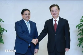 Prime Minister Pham Minh Chinh (left) receives Wang Ning, member of the Communist Party of China Central Committee and Secretary of the Yunnan provincial Party Committee, in Kunming city on November 6. (Photo: VNA)