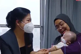 Ngo Phuong Ly, spouse of Party General Secretary To Lam, and a child patient at the National Heart Institute of Malaysia. (Photo: VNA)