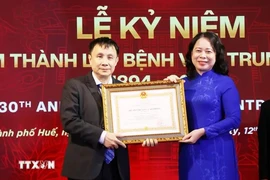 Vice President Vo Thi Anh Xuan (right) presents the First-Class Labour Order to Professor, Dr. Pham Nhu Hiep, Director of Hue Central Hospital. (Photo: VNA)