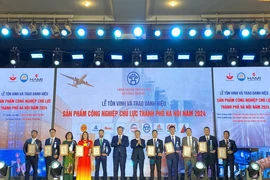 At the ceremony to honour key industrial products of Hanoi. (Photo: VNA)