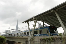 胡志明市滨城-仙泉地铁1号线的首列列车投入试运行。图自越通社