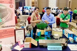 越南企业在由同奈省举办的2023年越日贸易对接会上介绍其产品。图自互联网