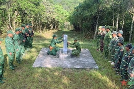 广南省边防部队与赛公省军事指挥部检查691号界碑。图自《人民军队报》