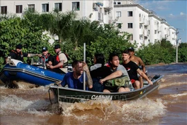 2024 年 5 月 5 日，救援人员疏散转移巴西南里奥格兰德州洪水受灾区人民。图自越通社
