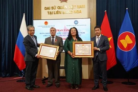 俄越友好协会两位副主席蕾吉娜·布达瑞娜和弗拉基米尔·鲁维莫夫荣获越南友谊勋章。图自越通社