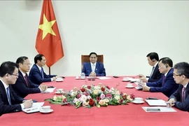 越南政府总理范明政与新加坡总理黄循财通电话。图自越通社