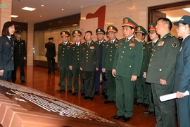 潘文江大将参观中国人民解放军军事科学院图书馆（图片来源：人民军队报）