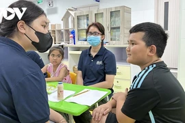 为胡志明市小病患带来欢乐的课堂。图自《越南之声》