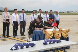 在越南战争时期失踪的美国军人遗骸（MIA）第165次交接仪式于6月26日在岘港国际机场举行。图自越通社