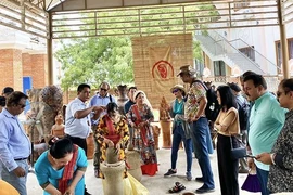 印度游客参观宁顺省胞竹（Bàu Trúc）陶瓷村。nhandan.vn