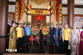 陈文六（左二）与胡志明主席诞辰134周年参观胡志明主席纪念区的代表们合影。图自越通社