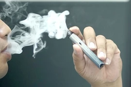 A man uses e-cigarette. (Ohoto: VNA)
