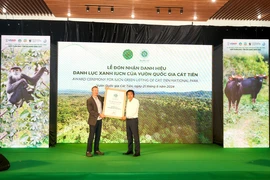 Jake Brunner (L) - IUCN's representative in a ceremony to award GL certificate to Cat Tien National Park (Photo: iucn.org)