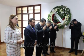 Vice President of El Salvador Felix Ulloa pays tribute to General Secretary Nguyen Phu Trong at Vietnamese Embassy in Mexico (Photo: VNA)