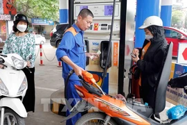 Petrol prices revised down on September 5 (Photo: VNA)