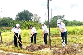 Delegates plant trees at Chu Van An Park in Thanh Tri district, Hanoi (Photo: VNA)