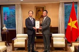 Governor of Fukushima Uchibori Masao (left) symbolically presents the donation to Vietnamese Ambassador Pham Quang Hieu on October 17. (Photo: VNA)