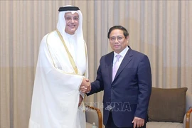 Vietnamese Prime Minister Pham Minh Chinh (R) receives Qatari Minister of Communications and Information Technology Mohammed bin Ali bin Mohammed Al Mannai in Doha on October 31. (Photo: VNA)