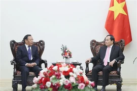 Le vice-Premier ministre Tran Luu Quang (droite) et le vice-président de la Commission d’État des affaires ethniques de Chine, Bianba Zhaxi. Photo: VNA
